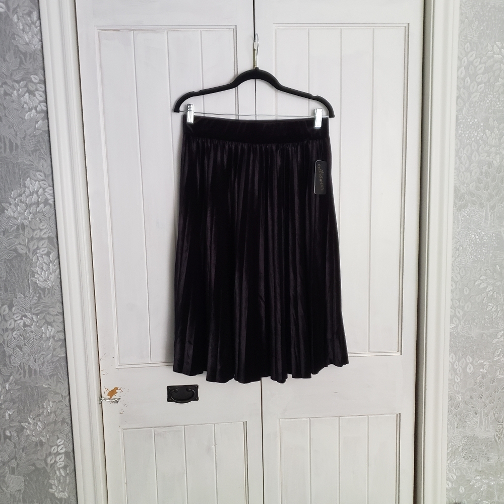 Velvet pleated skirt.